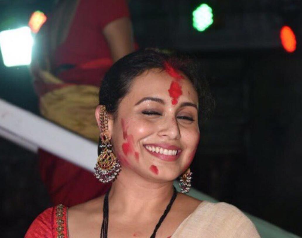 বাঙালি মেয়ে রানির মুখ তখন সিঁদুর রঙে রাঙা।