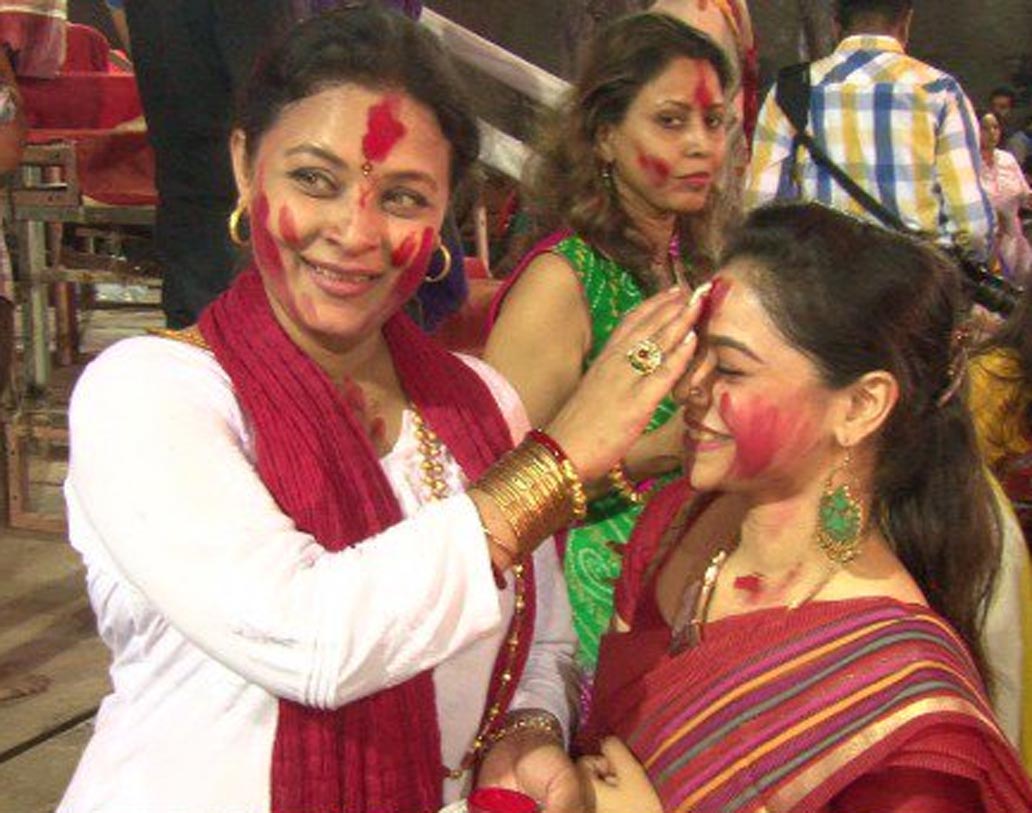 রানির বোন সর্বানী মুখোপাধ্যায়ও ছিলেন সিঁদুর খেলায়।