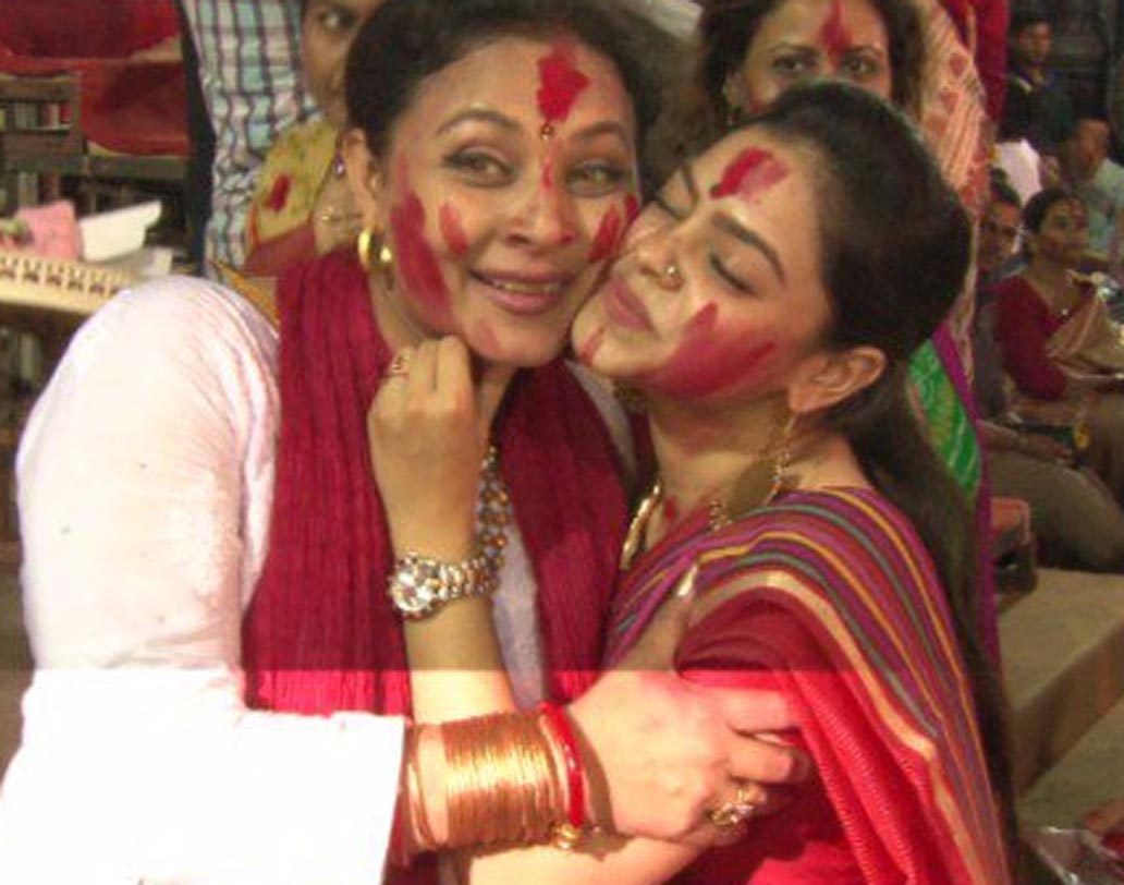 সর্বানীদের সঙ্গে সিঁদুর খেলতে দেখা গেল কপিল শর্মার অন-স্ক্রিন স্ত্রী সুমনা চক্রবর্তীকে।