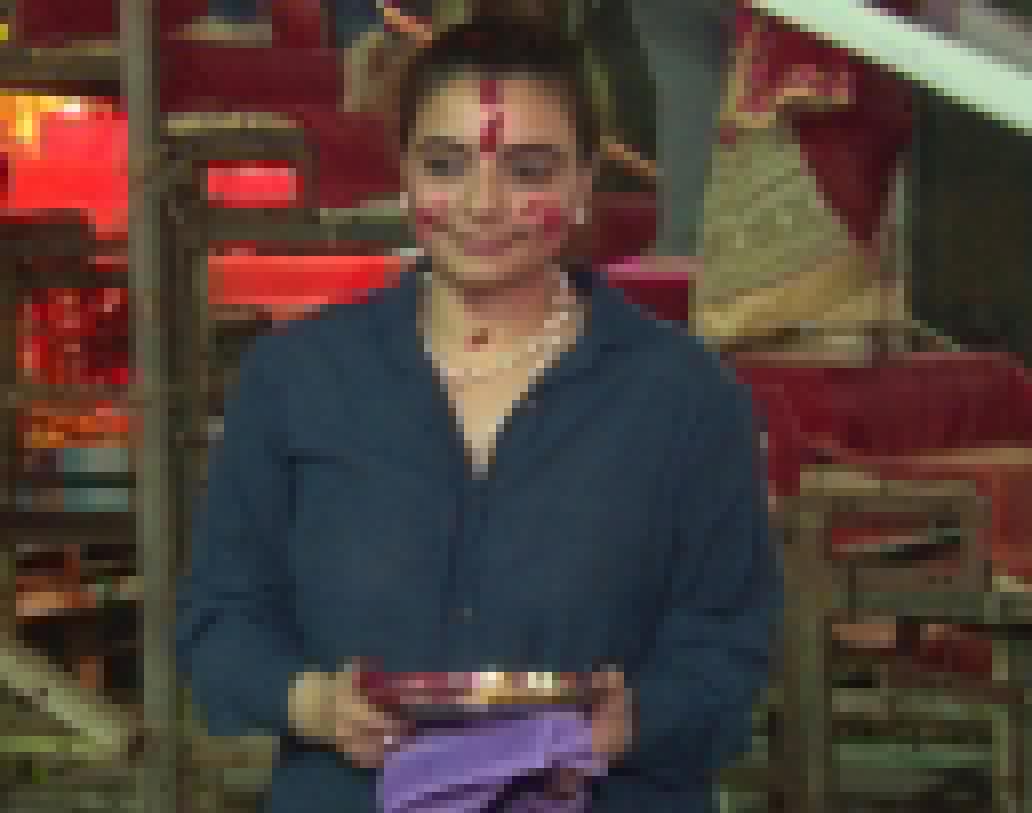 মা দুর্গাকে বরণ করতে গিয়েছিলেন কোরিওগ্রাফার বৈভবী মার্চেন্টও।