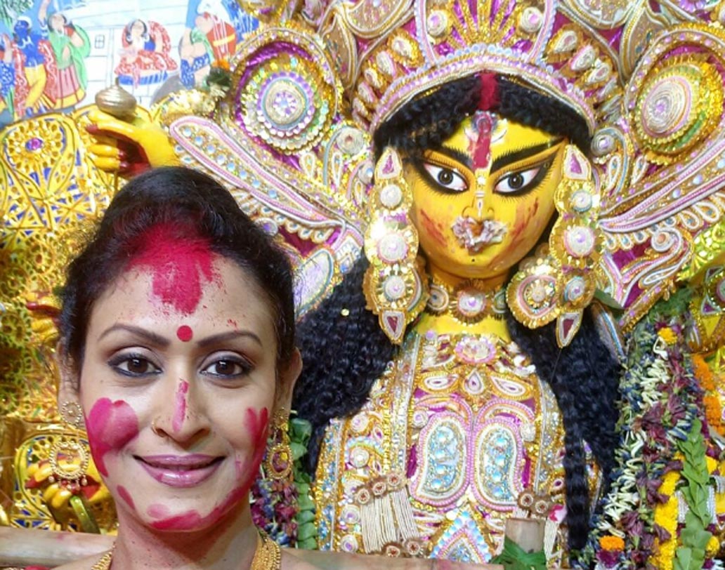 সিঁদুর খেলায় মাতোয়ারা টলিউডও। অভিনেত্রী ইন্দ্রাণী হালদারের সিঁদুর খেলার ছবি।