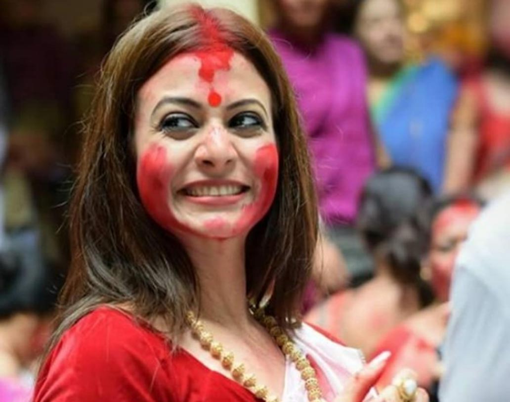 মল্লিকবাড়িতে দশমীর সিঁদুর খেলায় কোয়েল।