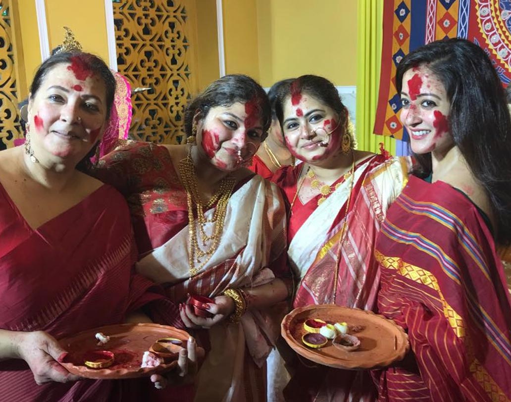 মা মুনমুন সেন এবং আত্মীয়দের সঙ্গে সিঁদুর খেললেন রাইমা সেন।