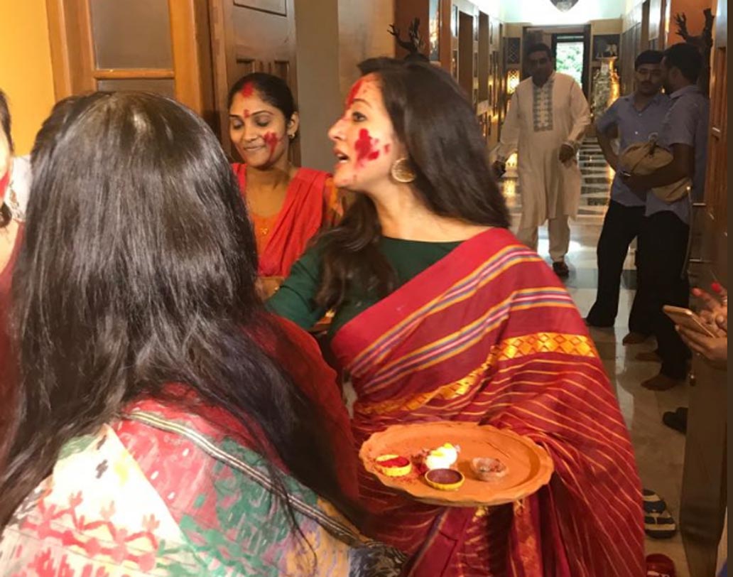 মা মুনমুন সেন এবং আত্মীয়দের সঙ্গে সিঁদুর খেললেন রাইমা সেন।