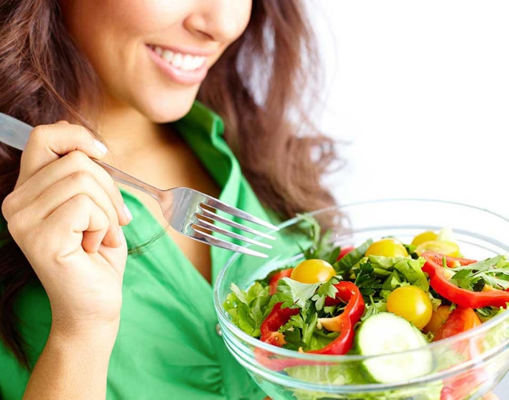 আপনি কি ডায়েটে আছেন? বাইরের খাবার একদম বন্ধ করে দিয়েছেন তো? এটা ঠিক যে বাইরের খাবার এড়িয়ে চলাই ভাল। তবে পেটে খিদে নিয়ে ডায়েট করা মোটেই উচিত নয়। এতে হিতে বিপরীত হয়।