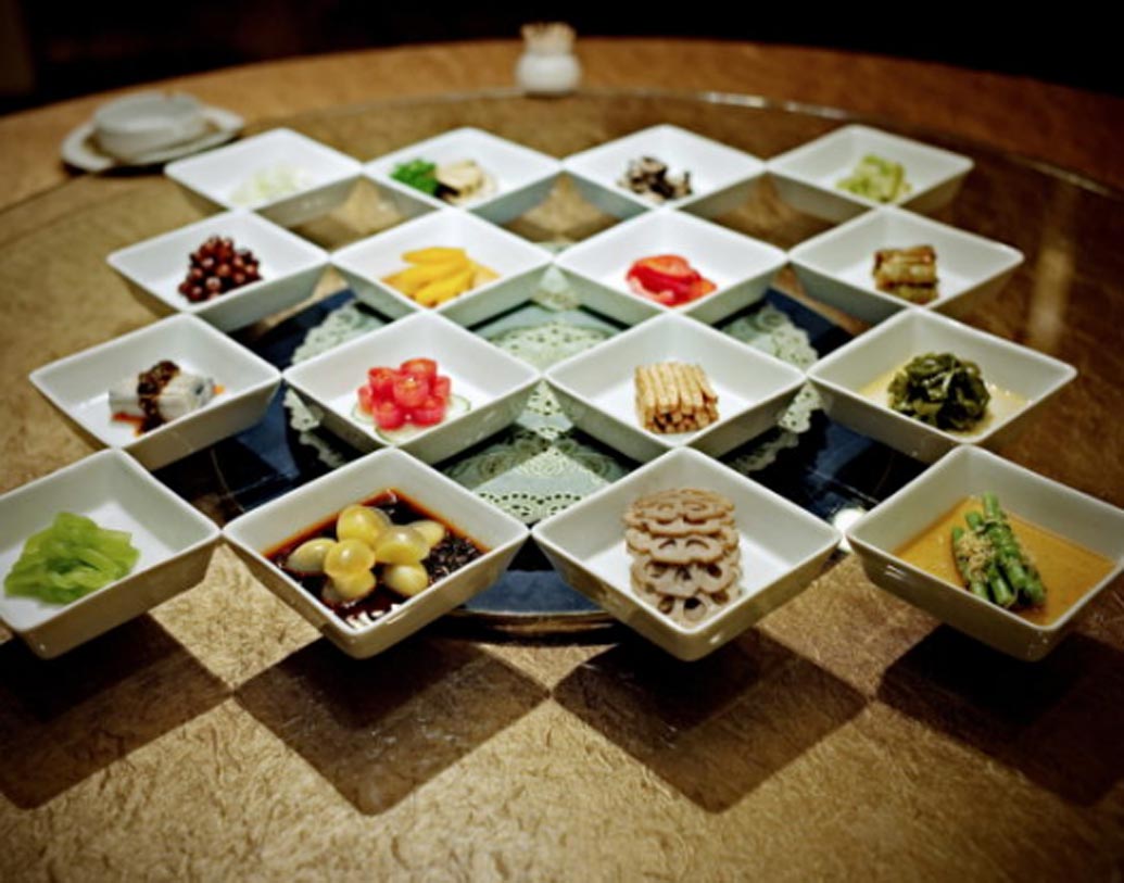 ক্যালোরি মেপে খাবার কখনও খেতে যাবেন না। কোন ধরণের খাবার থেকে কতটা ক্যালোরি পাচ্ছেন সেটা বিচার করুন। ক্যালোরি মেপে খাবার খাওয়ার ভুল ধারণা দূর করুন।