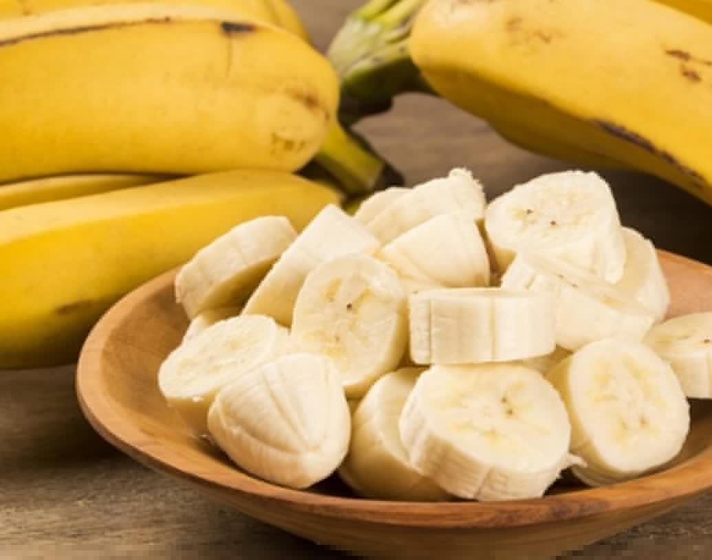 কলা খেলে মোটা হয়! বিশেষজ্ঞরা জানাচ্ছেন, তা একেবারেই নয়। কলায় প্রচুর পরিমাণে ফাইবার এবং পেকটিন রয়েছে। ফ্যাটের পরিমাণ খুবই কম।