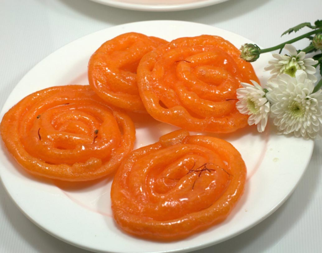 জিলাপি: হিমাচল প্রদেশ এবং উত্তরপ্রদেশের সেরা আকর্ষণ জিলাপি। বিয়ে হোক বা দীপাবলি যে কোনও উৎসবেই ডেসার্ট বলতে মুচমুচে রসে ভরা জিলাপির কোনও জুড়ি নেই।