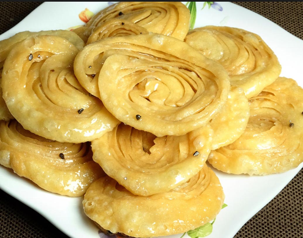 খাজা: ময়দা, চিনি এবং ঘি-য়ে তৈরি এই ভাজা দীপাবলির সেরা আকর্ষণ। বাংলায় এই মিষ্টির তেমন কৌলীন্য না থাকলেও, বিহার এবং উত্তরপ্রদেশের যে কোনও উৎসবে মুচমুচে, খাস্তা এই মিষ্টির চাহিদাই আলাদা।