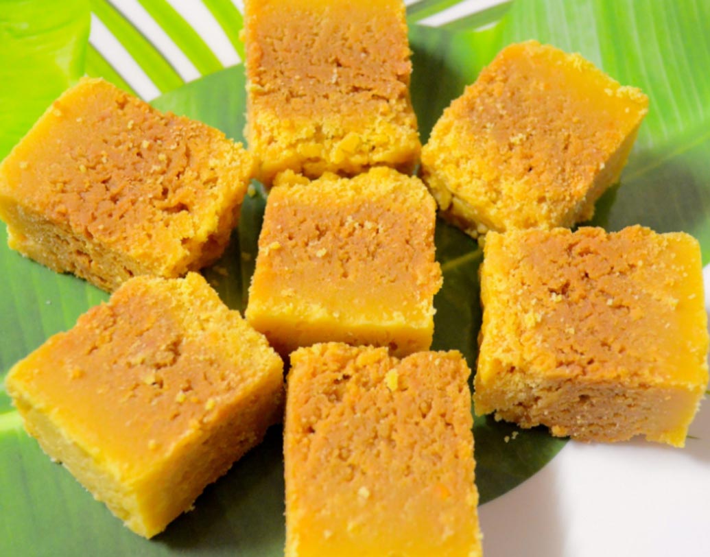 মাইসোর পাক: দক্ষিণ ভারতের ঐতিহ্য মাইসোর পাক। ময়দা, ঘি এবং চিনির পাকে তৈরি এই মিষ্টি একসময় মাইসোর প্যালেসে বহু প্রচলিত ছিল। পরে প্যালেসের রান্নাঘর থেকে এই মিষ্টি জায়গা করে নিয়েছে সাধারণের হেঁসেলে।