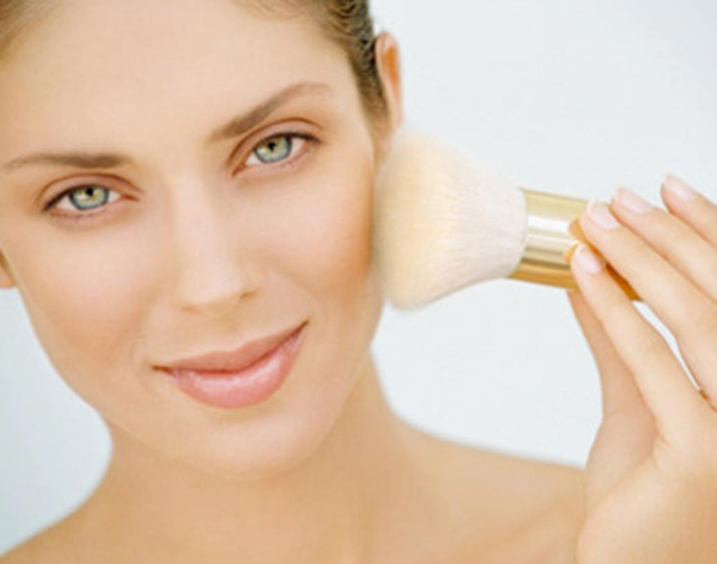 দিওয়ালি পার্টি হবে আর একটু জাঁকজমক থাকবে না! প্রথমে গালের উপরে হাইলাইটার লাগিয়ে নিন। এর পর একটি ফ্যান ব্রাশ দিয়ে বাড়তি হাইলাইটস ঝেড়ে ফেলুন।