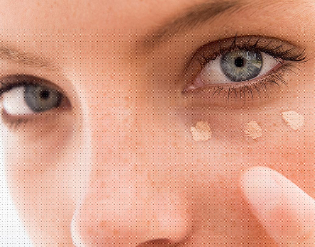 সারা দিনের অফিস করার পর মুখে ক্লান্তির ছাপ পড়তে বাধ্য। স্কিন টোনের থেকে দু’শেড লাইটার কনসিলার দিয়ে চোখের নীচে বুলিয়ে নিন। এর পর একটি স্পঞ্জ দিয়ে তা ব্লেন্ড করে নিন। ব্যস! পার্টির জন্য আপনি রেডি।