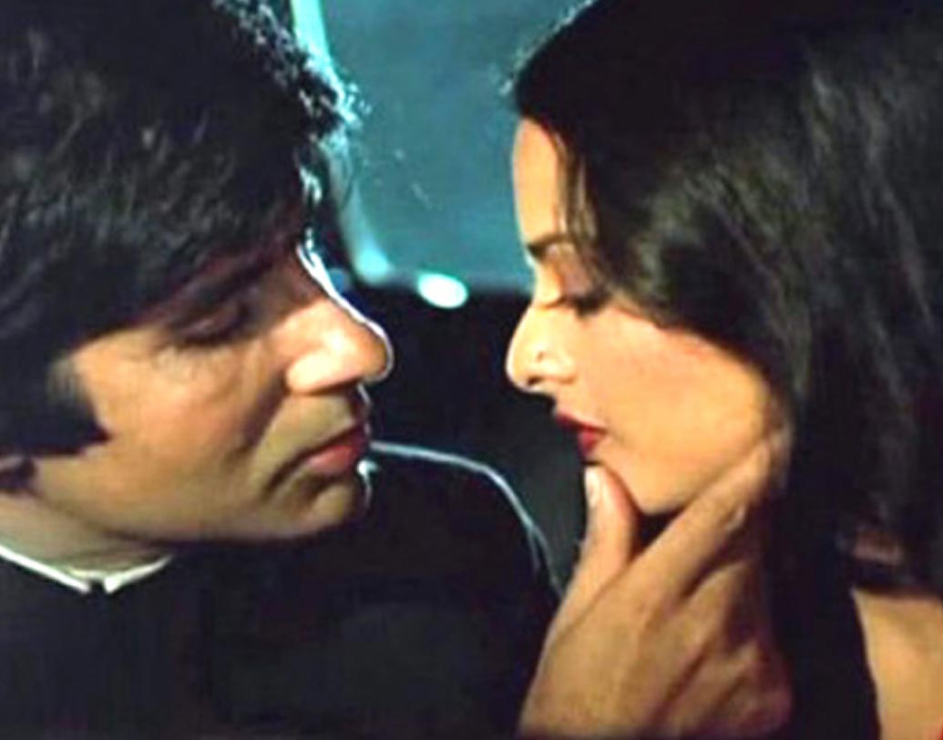 রেখা একবার এক সাক্ষাত্কারে বলেছিলেন, ইন্ডাস্ট্রিতে অমিতাভের থেকে তিনি সিনিয়র হলেও অভিনেতা অমিতাভের সামনে দাঁড়ানোটা খুব একটা সহজ বিষয় ছিল না।