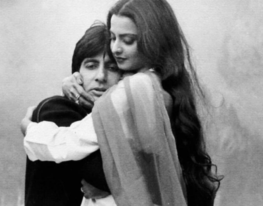 রেখা জানিয়েছিলেন, ‘দো আনজানে’ ছবিতে সই করার সময় তাঁর প্রথম আলাপ হয় অমিতাভের সঙ্গে। তার আগে জয়া বচ্চনের স্বামী হিসেবে তিনি অমিতাভকে চিনতেন। কাজ করার সময়ও নাকি রেখা খুব নার্ভাস ছিলেন।