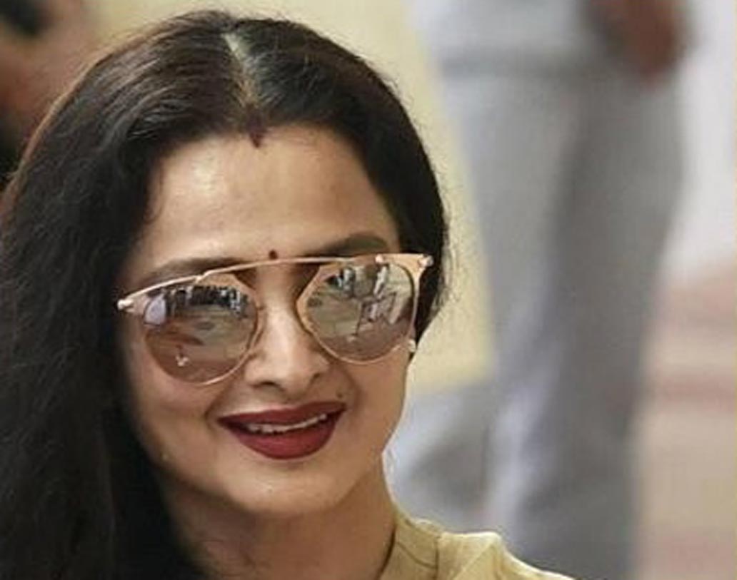 ১৯৫৪ সালে চেন্নাইয়ে জন্ম। আসল নাম ভানুরেখা গণেশন। পরে বলিউডে তাঁর নাম হয় রেখা।