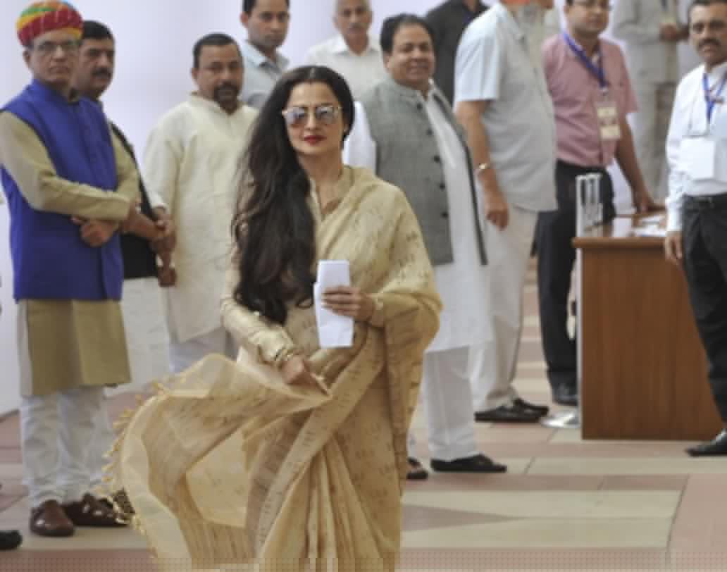 শিশুশিল্পী হিসেবে তামিল ছবিতে হাতেখড়ি। পরে বলিউডের অন্যতম সেরা অভিনেত্রী। রাজ্যসভার সাংসদও হয়েছেন নায়িকা।