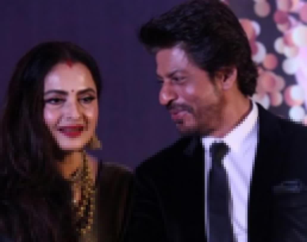 ঝুলিতে অসংখ্য পুরস্কার পদ্মশ্রী রেখার। ফিল্ম ফেয়ারের মঞ্চে পুরস্কার বিতরণের সময় শাহরুখের সঙ্গে রেখা।