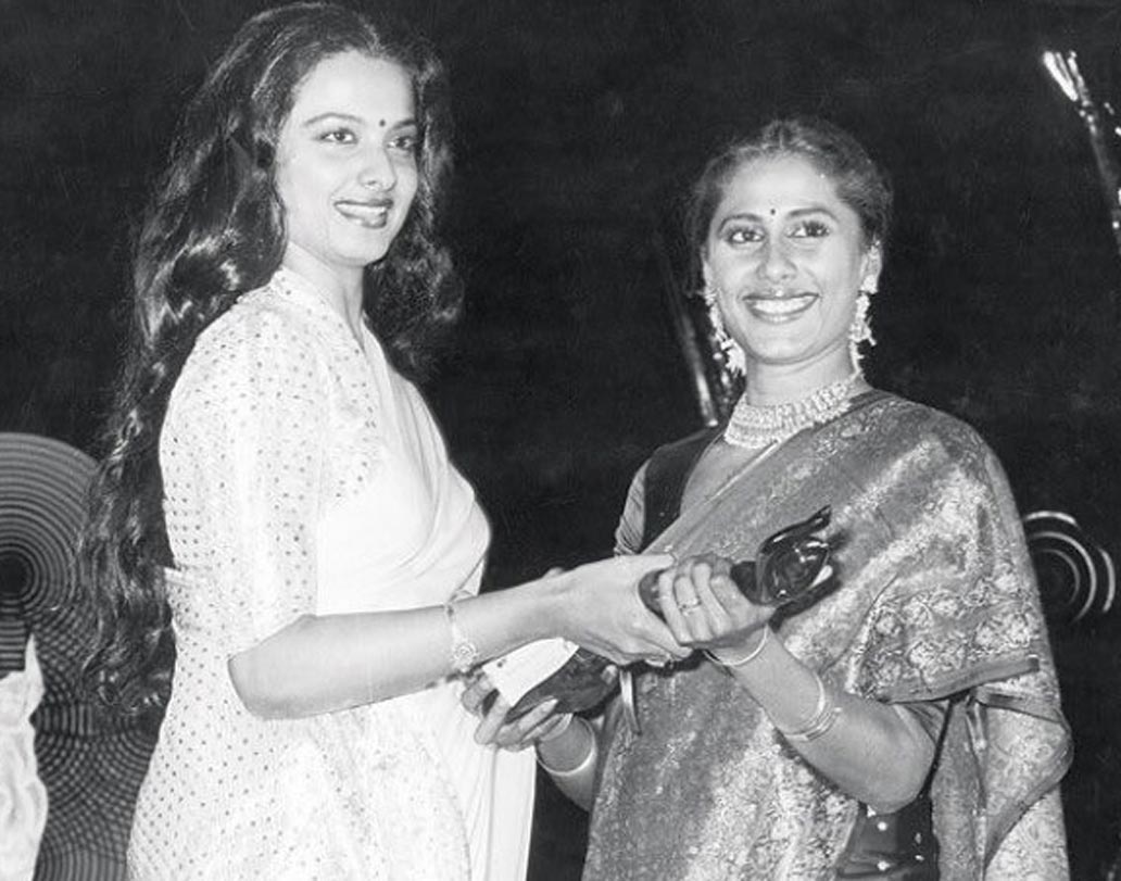 ১৯৮২ সালে ‘চক্র’ ছবির জন্য সেরা অভিনেত্রীর পুরস্কার পেয়েছিলেন স্মিতা পাটিল। রেখার হাতে সেই পুরস্কার পেয়েছিলেন স্মিতা। দেখুন সেই দুর্লভ ছবি।