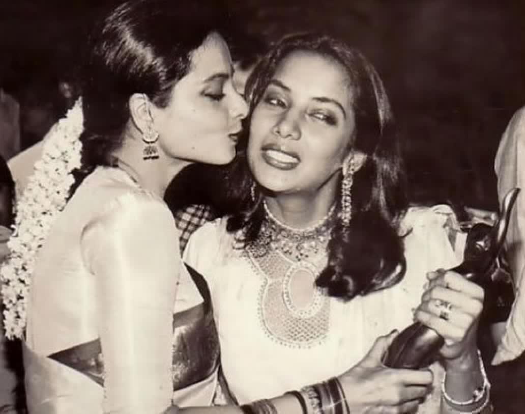 ১৯৮৫-তে শাবানা আজমির সঙ্গে ফিল্মফেয়ারের মঞ্চে রেখা।