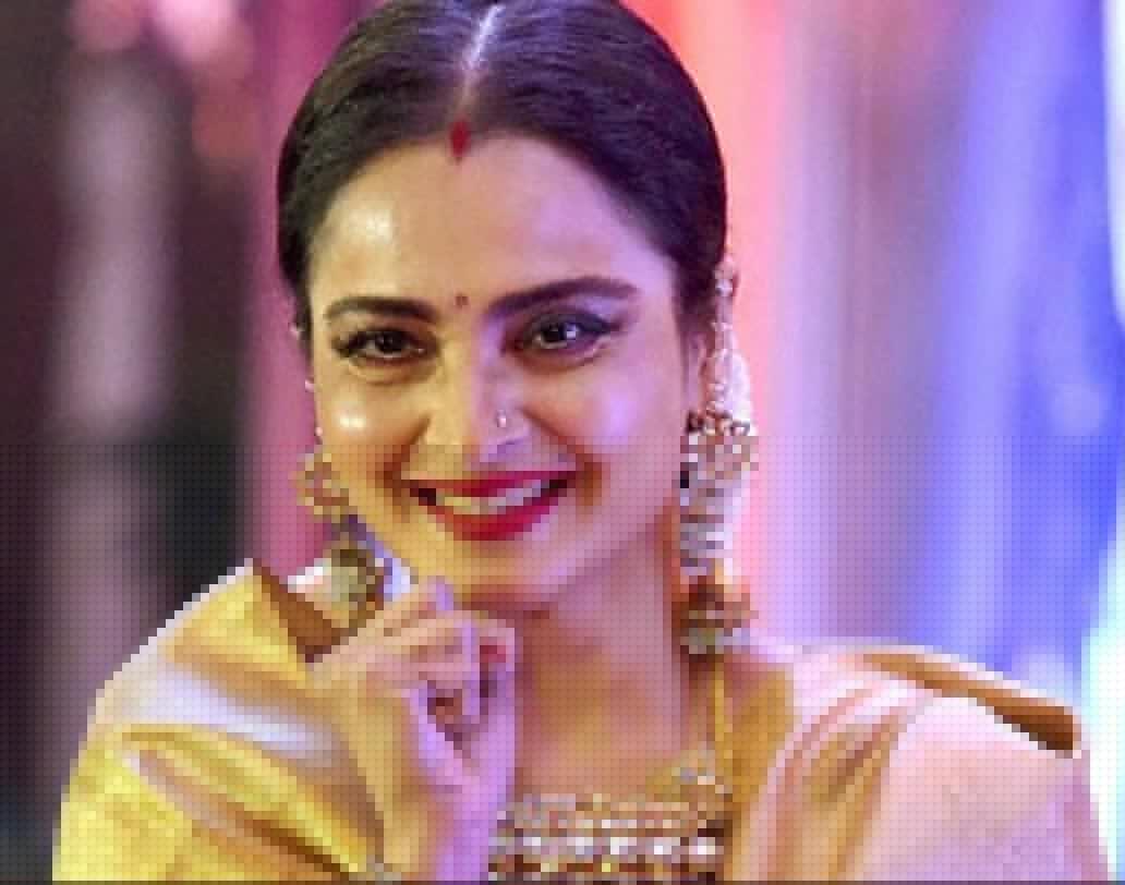 চিরকালই নিজের স্টাইল, গ্ল্যামার এবং ড্রেসিং সেন্সে নজর কেড়েছেন নায়িকা। তবে সবচেয়ে বেশি শাড়ি পরতে পছন্দ করেন তিনি।