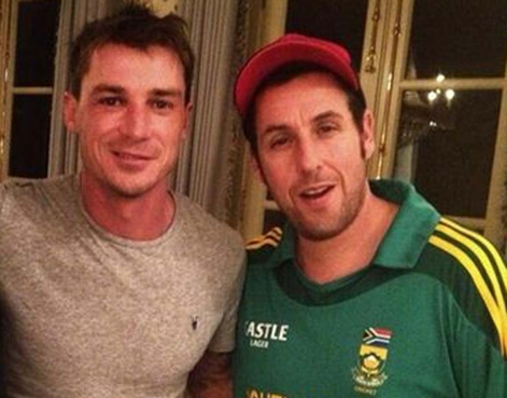 ব্যাটসম্যানদের দিকে বাউন্সার ছোড়া ছাড়া অভিনয় করতেও ভালবাসেন দক্ষিণ আফ্রিকার ডেল স্টেইন। ২০১৪-তে ‘ব্লেন্ডেড’ নামে হলিউড মুভিতে স্টেইনকে দেখা গিয়েছে অ্যাডাম স্যান্ডলারের সঙ্গে।