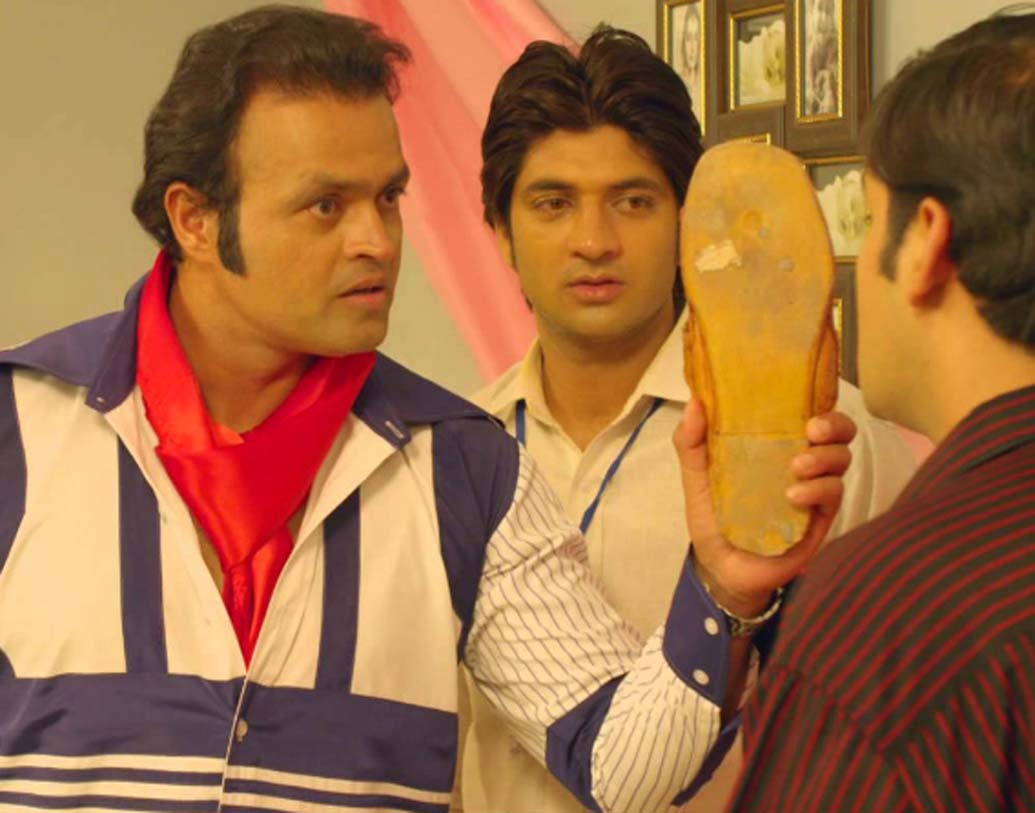 টিম ইন্ডিয়ার ২০০৩ সালের বিশ্বকাপ দলের সদস্য দীনেশ মোঙ্গিয়া কমেডি রোলও করেছেন। ‘কবাব মে হাড্ডি’ নামের ফিল্মে তিনি অমিতাভ বচ্চনকে নকল করে দর্শকদের বেশ হাসিয়েছিলেন।