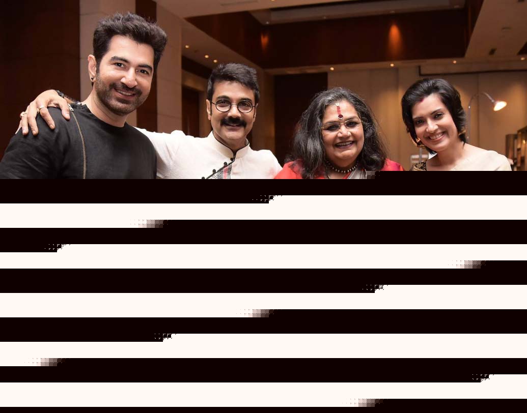 জিত্ ও ঊষা উথ্থুপের সঙ্গে চট্টোপাধ্যায় দম্পতি।