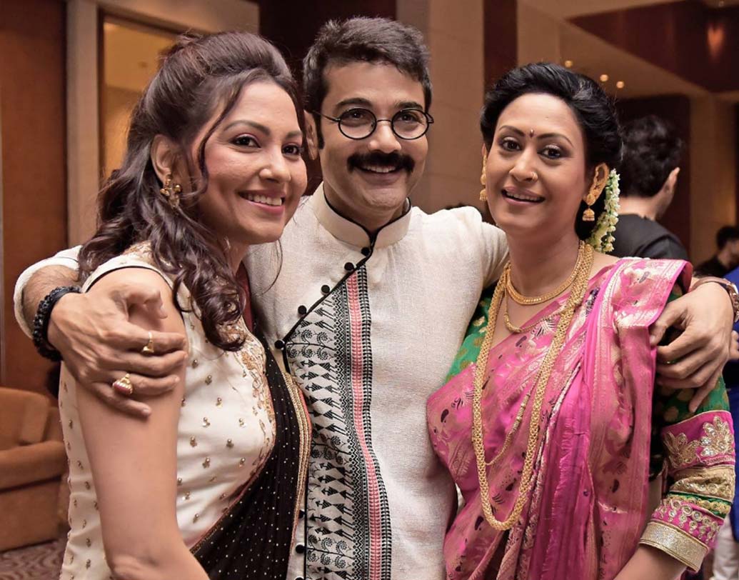 দুই ইন্দ্রাণীর সঙ্গে প্রসেনজিত্।