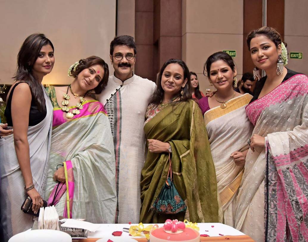 (বাঁদিক থেকে) পার্নো, স্বস্তিকা, বিদীপ্তা, সুদীপ্তা ও সোহিনীর সঙ্গে প্রসেনজিত্।