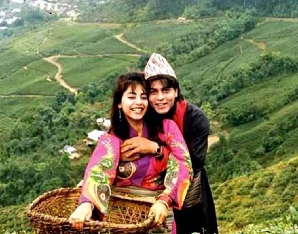 শাহরুখ খান-গৌরী: বি-টাউনে সেরা রোমান্টিক জুটি শাহরুখ–গৌরী। তাঁদের প্রেমের কাহিনি অনেক বলিউড স্টোরিকেও হার মানায়। পেশাগত কারণের জন্য বিয়ের পরেই সেভাবে হানিমুনে যাওয়া হয়নি এই যুগলের। শাহরুখ জানিয়েছিলেন, তাঁদের হানিমুন হয়েছিল মুম্বইতেই, শুটিং সেটে।