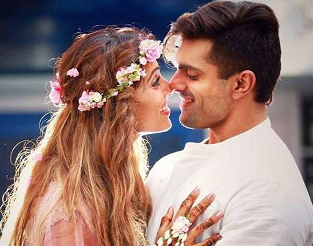 বিপাশা বসু-কর্ণ সিংহ গ্রোভার: বিয়ের গ্র্যান্ড সেলিব্রেশনের পর হানিমুনে এই যুগল গিয়েছিলেন মলদ্বীপের সমুদ্র সৈকতে।