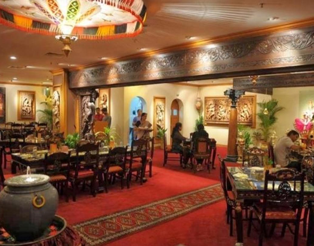 আন্নালক্ষ্মী, চেন্নাই: ১৯৮৪ সালে মালয়েশিয়ায় প্রথম তৈরি হয় এই রোস্তোরাঁটি। ক্রমশ এর শাখা ছড়িয়ে পড়ে ভারত, সিঙ্গাপুর এবং অস্ট্রেলিয়াতে। মন্দিরের আদলে গড়া এই রেস্তোরাঁটি প্রাচীন ভারতীয় ঐতিহ্যকে বহন করছে। সম্পূর্ণনিরামিষ এই রেস্তোরাঁয় মিলবে উত্তর ও দক্ষিণ ভারতীয় নানা পদ।