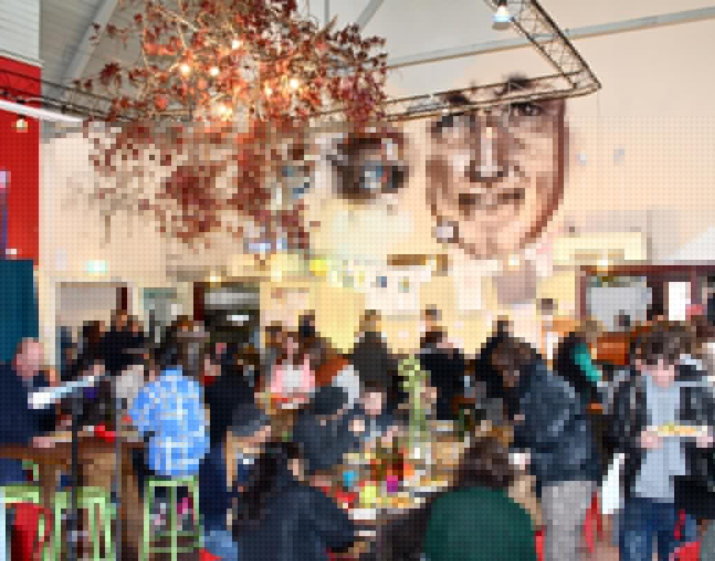 লেনটিল অ্যাস এনিথিং, মেলবোর্ন: অস্ট্রেলিয়ার মেলবোর্নে অবস্থিত এই ক্যাফেতেও খাবারের কোনও নির্দিষ্ট দাম নেই। যত খুশি খাওয়ার পরে দাম মেটানো যাবে নিজের ইচ্ছামতো। সঙ্গীতের মজা নিতে নিতে খাওয়া এবং দেদার আড্ডার স্বাদ নিতে এই ক্যাফের কোনও জুড়ি নেই।