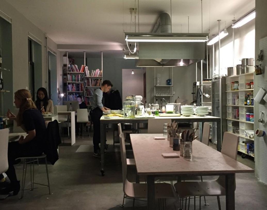 দে কালিনারি ওয়কপ্লাটস, আমস্টারডাম:নিরামিষাশীদের জন্য তৈরি এই রেস্তোরাঁয় মিলবে পাঁচ পদের থালি। দাম দেওয়া যাবে নিজের ইচ্ছামতো। রোস্তোরাঁটিতে চাকচিক্য তুলনামূলকভাবে কম হলেও, খাবারের স্বাদ অতুলনীয়। পরিবেশও অনেক আরামদায়ক।