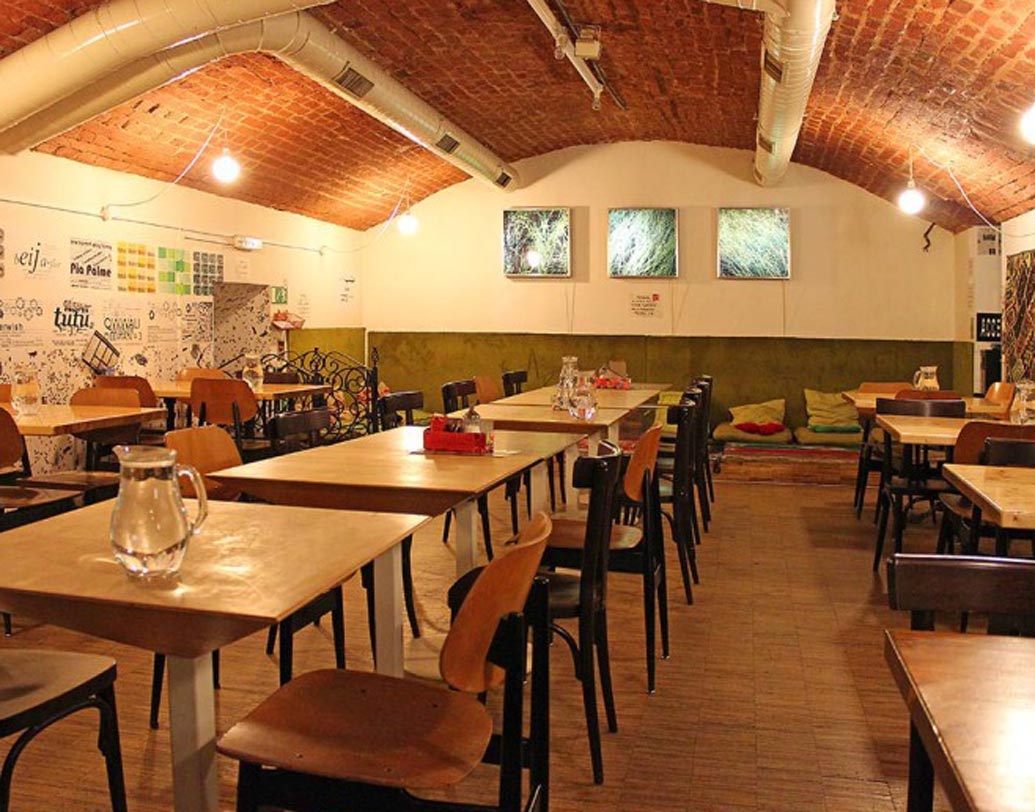 দার উইনার দিওয়ান, ভিয়েনা: ভিয়েনার জনপ্রিয় রেস্তোরাঁয় মিলবে সুস্বাদু পাকিস্তানি খাবার। এখানেও রয়েছে নিজের ইচ্ছামতো দাম দেওয়ার সুবিধা। তবে সেই তালিকায় রয়েছে কিছু নির্দিষ্ট খাবার, যেমন পাঁচ রকম কারি, তিন রকম নিরামিষ পদ এবং দু’রকম আমিষ পদ।