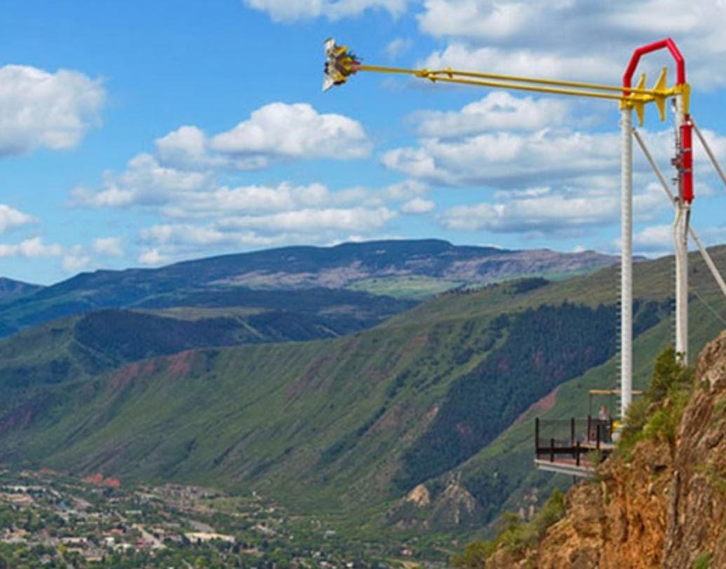 গ্লেনউড ক্যাভার্নস অ্যাডভেঞ্চার পার্কের অন্যতম আকর্ষণ বিশাল এই দোলনাটি ‘জায়ান্ট ক্যানিয়ন সুইং’ নামে পরিচিত।