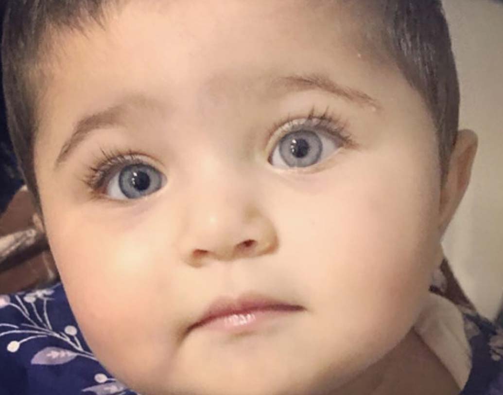 ইনায়ার জন্ম গত বছরের ৫ ডিসেম্বর। তৈমুরের জন্ম হয়েছিল ২০১৬-এর ২০ ডিসেম্বর। ফলে তৈমুরের থেকে ইনায়া কয়েক দিনের বড়।