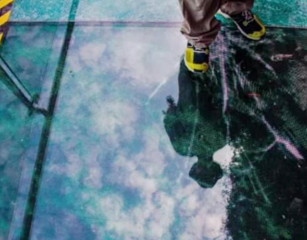 রুক্ষ পরিবেশে খাড়া পাহাড়ের গা ঘেঁসে শূন্যে ঝুলে থাকা এই স্কাইওয়াকটি ফি বছর হাজার হাজার পর্যটককে আকর্ষিত করে।