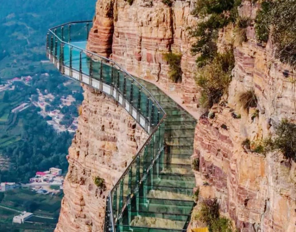 হুবেই প্রদেশের এই স্কাইওয়াকটি প্রায় ৮৭২ ফুট লম্বা এবং চওড়ায় সাড়ে ছ’ ফুট।