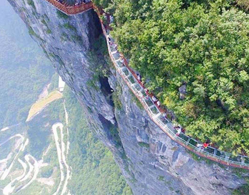 এই স্কাইওয়াকটিতে রয়েছে ইনফ্রারেড প্রযুক্তির বিশেষ ডিসপ্লে গ্লাস যার ফলে কাচের মেঝেতে পা ফেললেই চিড় ধরার মতো ফাটলের কৃত্তিম দাগ তৈরি হয়।