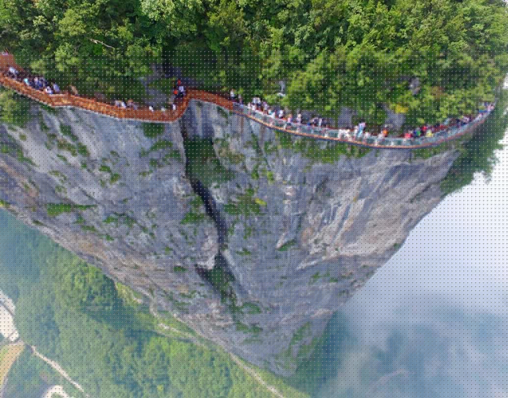 স্কাইওয়াকটির বিশেষ ‘সাউন্ড এফেক্ট’-এর সাহায্যে কাচের মেঝেতে পা ফেললেই চিড় ধরার মতো শব্দ হতে থাকে।