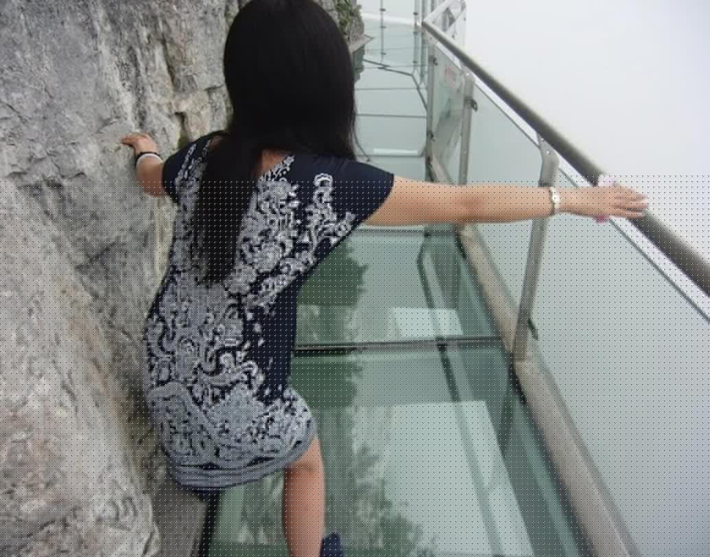 পায়ের নীচে কাচের মেঝেতে চিড় ধরাতে ধরাতে ৮৭২ ফুট লম্বা এই স্কাইওয়াক পেরনোর সময় মনে হতেই পারে, এই বুঝি হুড়মুড়িয়ে ভেঙে পড়ল কাচের ব্রিজ!