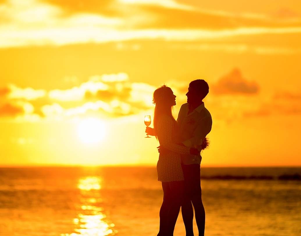 আকর্ষণীয় ব্যক্তিদের চরিত্র বিশ্লেষণ করা হয় তাদের সৌন্দর্যের মাপকাঠি দিয়ে। মনোবিদ তনিয়া ফ্রিভার্ট জানিয়েছেন, সুন্দর পুরুষ বা সুন্দরী নারী যে কোনও জায়গায় সহজেই দৃষ্টি আকর্ষণ করেন। তখন তাদের ব্যক্তিত্বের থেকেও বড় হয়ে দাঁড়ায় তাদের দৈহিক সৌন্দর্য। তাই যাকে পার্টনার করবেন বলে ভাবছেন, তার মনে হতেই পারে আপনি তার ধরা ছোঁয়ার বাইরে।