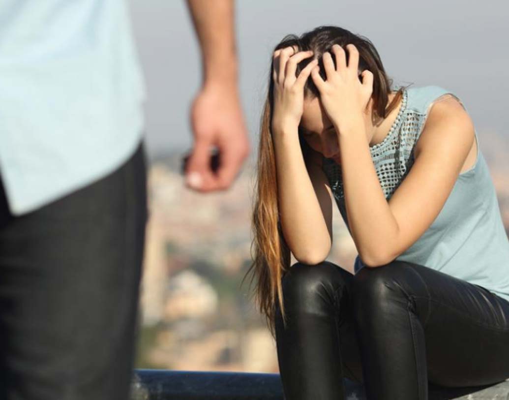 মনোবিদেরা জানাচ্ছেন, বেশিরভাগ ক্ষেত্রেই শুধুমাত্র শারীরিক সম্পর্ক স্থাপনের জন্যই অনেকে সুন্দর পুরুষ বা সুন্দরী মহিলার প্রতি আকৃষ্ট হন। আর কিছুদিনের মধ্যে সেই মোহভঙ্গ হলেই সম্পর্কে ছেদ পড়ে। তাই উপযুক্ত পার্টনার খোঁজার আগে, অবশ্যই একে অপরকে জানা এবং বোঝার প্রয়োজন। শুধুমাত্র রূপের প্রতি আকৃষ্ট হয়ে গড়ে ওঠা সম্পর্ক দীর্ঘকালীন হয় না।