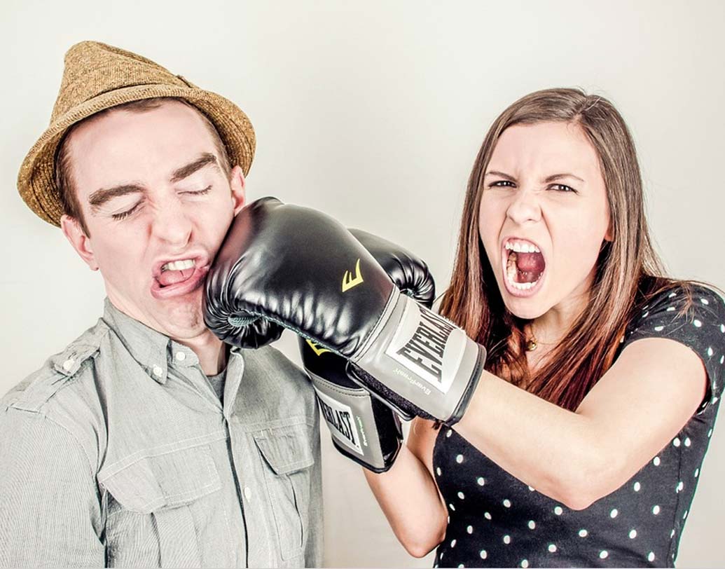 মনে করা হয়, সুন্দর মানেই তার একাধিক সঙ্গী বা সঙ্গিনী আছে। অনেকেই শুধুমাত্র তাদের ‘স্টেটাস সিম্বল’-এর জন্যই আকর্ষণীয় নারী বা পুরুষের সঙ্গে সম্পর্কে জড়ায়। আর কিছুদিন পরেই সেই সম্পর্ক থেকে বেরিয়ে আসে।