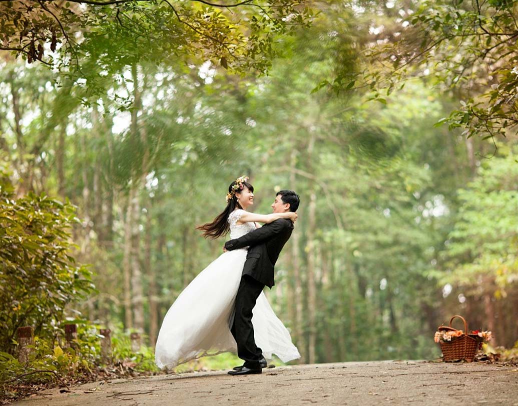 সুন্দর চেহারা ঈর্ষার জন্ম দেয়। চারপাশের লোকজন মনে করতে থাকে এই মহিলা বা পুরুষ খুব নাটুকে। অনেক সময় দেখা যায়, আকর্ষণীয় ব্যক্তিদের পার্টনারেরাও ‘হীনমন্যতায়’-এ ভুগতে থাকে। ফলে সম্পর্ক নষ্ট হয়ে যায়।