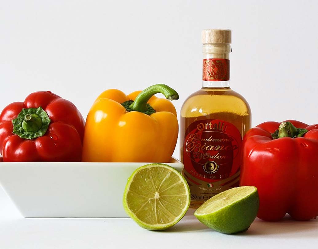 জাঙ্ক ফুড একদম নয়: যে কোনও রকম ভাজাভুজি, জাঙ্ক ফুড বা প্যাকেট জাত খাবার এড়িয়ে চলুন।  সম্প্রতি এক সুইডিস গবেষণায় প্রমাণিত হয়েছে, যারা মশলাদার খাবার ছেড়ে বেশি পরিমাণে টাটকা সবজি, ফলমূল, মাছ, অলিভ তেল খান, তাদের বাত হওয়ার প্রবণতা অনেক কম।