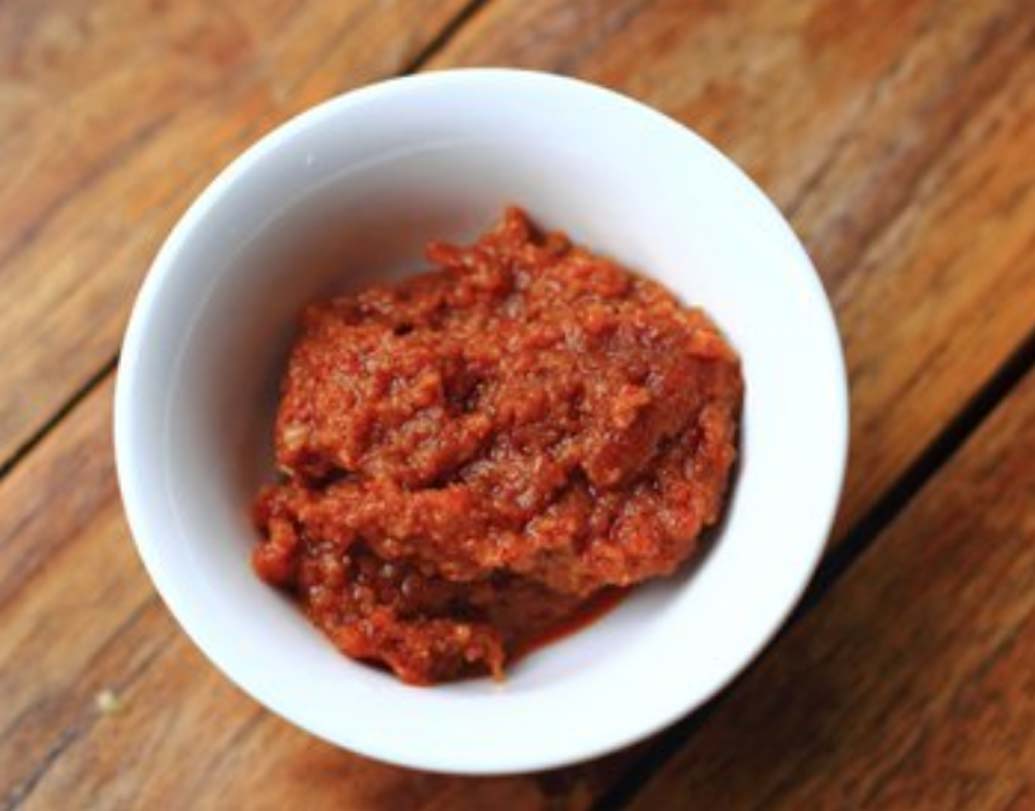 ঘরোয়া মিশ্রণ: ব্যথা কমাতে ঘরেই বানিয়ে নিতে পারেন একটা সহজ মিশ্রণ। কয়েক চামচ লঙ্কাগুড়োর সঙ্গে ২-৩ চামচ অলিভ তেল। অবাক হচ্ছেন? চিকিৎসকেরা জানাচ্ছেন এটা অনেক প্রাচীন দেশজ পদ্ধতি। এই মিশ্রণ লাগানোর পর প্রথমে খুব জ্বালা হবে, কিন্তু ধীরে ধীরে এক সপ্তাহের মধ্যে ব্যথা অনেক কমে যাবে।