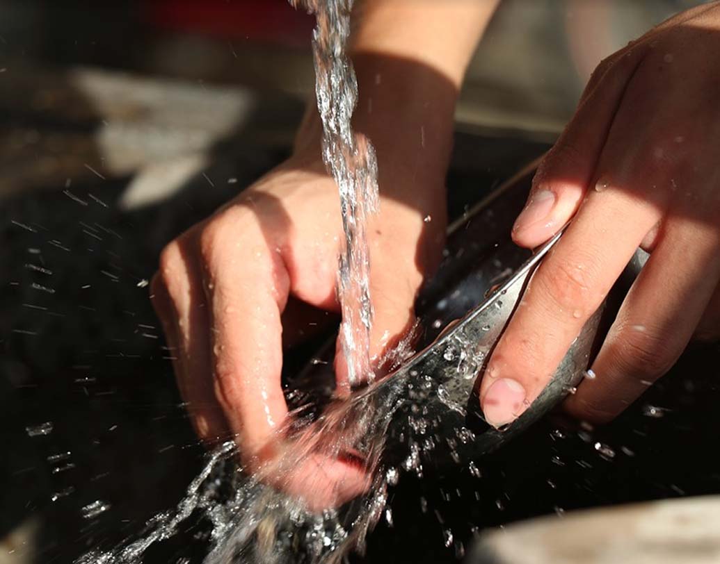 নিজের হাতে বাসন ধোবেন: হাতের ব্যথায় নাকাল হচ্ছেন? আজ থেকেই নিজের হাতে বাসন ধুতে শুরু করুন। অদ্ভুত লাগলেও, এই পদ্ধতিতে আপনার হাতের ব্যায়াম হবে। আরও ভাল হয় যদি, উষ্ণ গরম জলে এই কাজ করেন। এতে হাতের জড়তা অনেক কেটে যাবে।