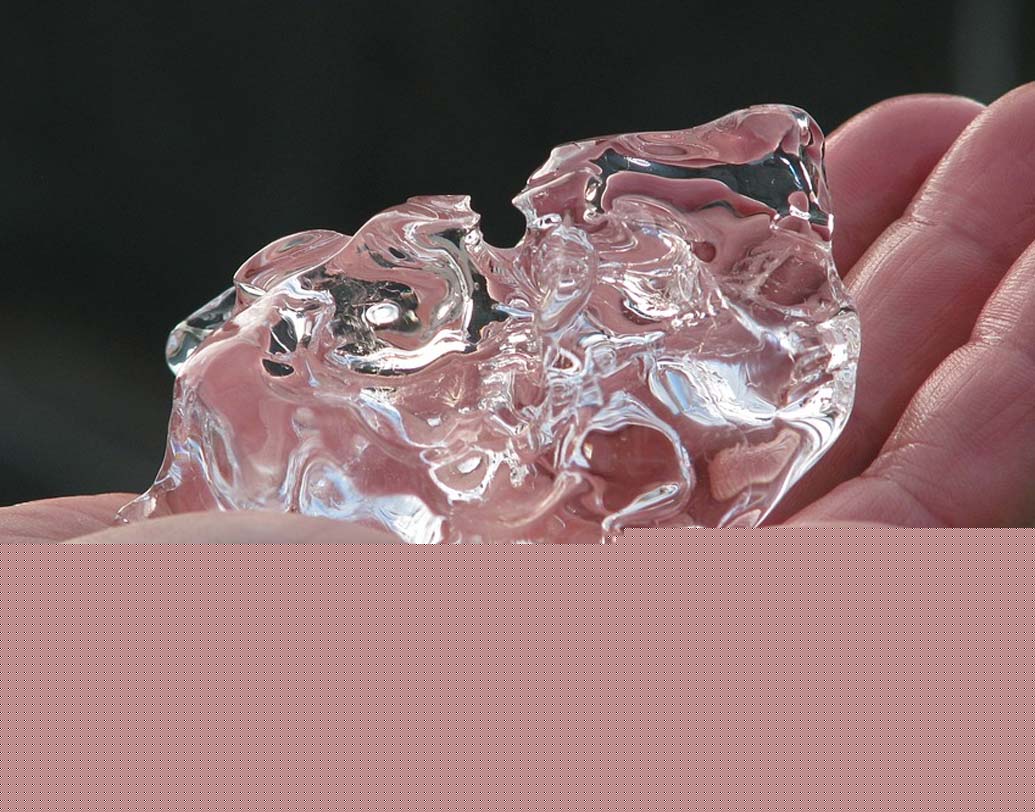 গরম-ঠাণ্ডা জলে চিকিৎসা: চট জলদি বাতের ব্যথা কমাতে এই পদ্ধতি খুবই কার্যকরী।  এর জন্য একটা পাত্রে বরফ দেওয়া ঠাণ্ডা জল ও অন্য পাত্রে গরম জল নিন। প্রথমে ঠাণ্ডা জলে ১ মিনিট ব্যথার জায়গা ডুবিয়ে রাখুন। পরে গরম জলে ৩০ সেকেন্ড। এই ভাবে ১৫ থেকে ২০ মিনিট ধরে এই প্রক্রিয়া চালান। অনেক আরাম পাবেন।